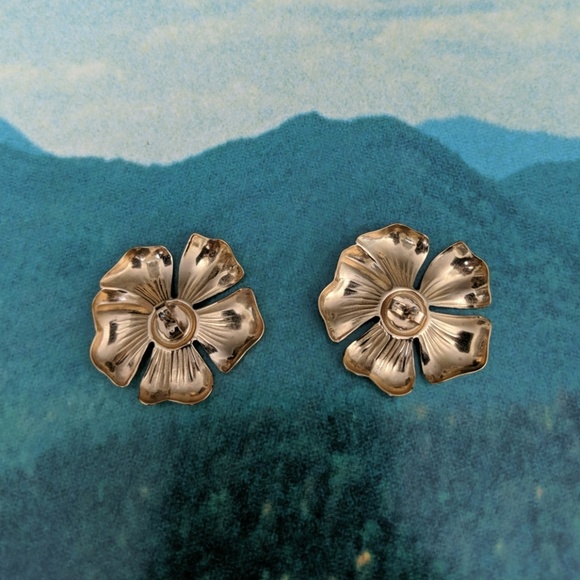 Vintage Flower Earrings - Picture 2 of 3